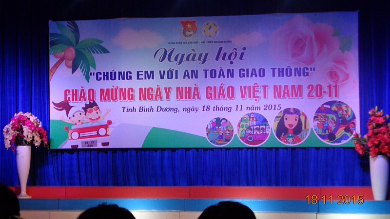 Trường THCS Trần Bình Trọng tham gia ngày hội "Chúng em với An toàn giao thông" chào mừng ngày Nhà giáo Việt Nam.