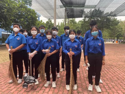 Đoàn trường THCS Trần Bình Trọng tổ chức ra quân xây dựng trường học "Xanh - Sạch - Đẹp"
