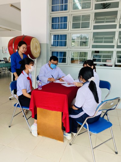 Trường THCS Trần Bình Trọng tổ chức tiêm vắc-xin mũi 3 cho học sinh