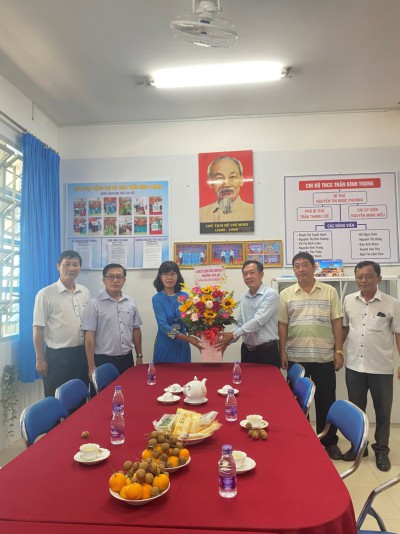Trường THCS Trần Bình Trọng nhận hoa chúc mừng ngày nhà giáo Việt Nam của Đảng Ủy – HĐND – UBND – UBMTTQVN và Đoàn TNCS Hồ Chí Minh phường Tân An