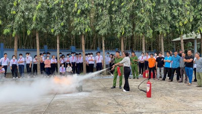 Trường THCS Trần Bình Trọng tham gia tập huấn về Công tác Phòng cháy, chữa cháy và cứu nạn, cứu hộ cho các cán bộ, giáo viên, học sinh.