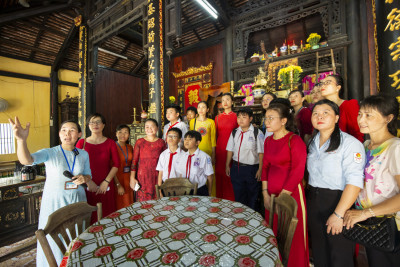 Trường THCS Trần Bình Trọng, thành phố Thủ Dầu Một, tỉnh Bình Dương tổ chức  giờ học lịch sử địa phương tại bảo tàng tỉnh và các di tích trên địa bàn tỉnh.