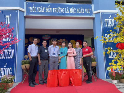 CĐCS Trường THCS Trần Bình Trọng trao quà Tết cho Công đoàn viên nhân dịp xuân Giáp Thìn 2024