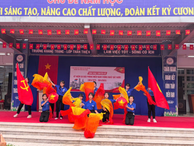 Bài hát: "Mẹ yêu con" và "Máu đỏ da vàng"
