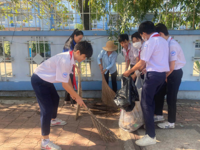 Trường THCS Trần Bình Trọng tổng vệ sinh trường lớp chào mừng kỷ niệm các ngày lễ lớn của Việt Nam năm học 2024-2025