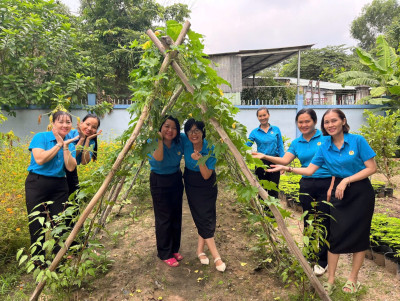 Trường THCS Trần Bình Trọng chăm sóc Mô hình vườn rau