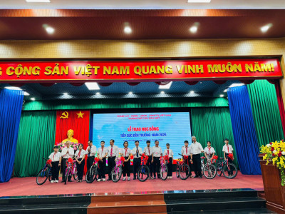 Học sinh nhận học bổng "Tiếp sức đến trường" năm 2025