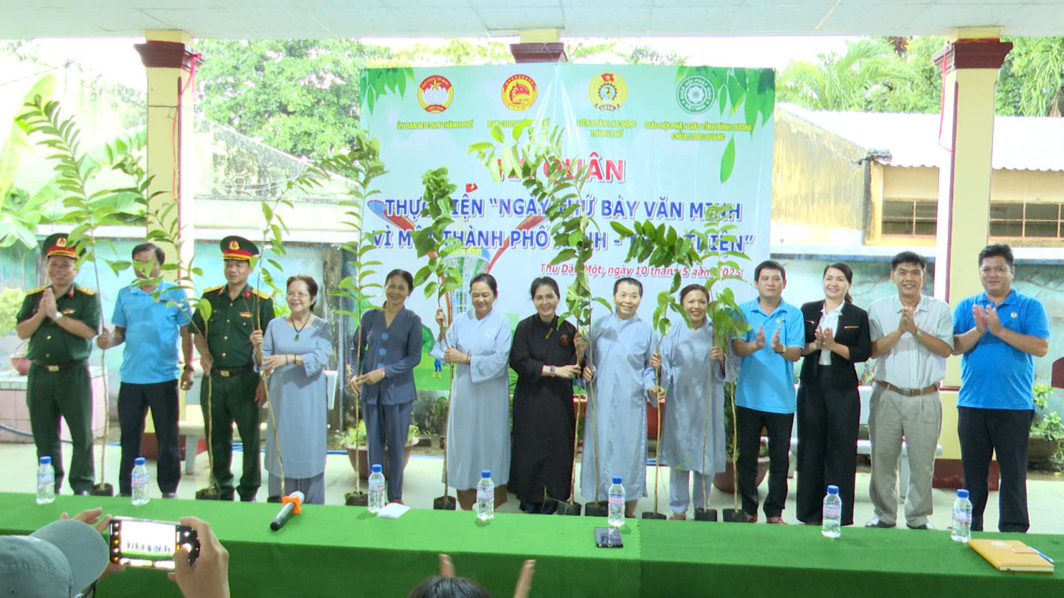 Công đoàn Trường THCS Trần Bình Trọng tham dự Lễ ra quân thực hiện Cuộc vận động xây dựng "Nếp sống văn hóa - Văn minh đô thị"