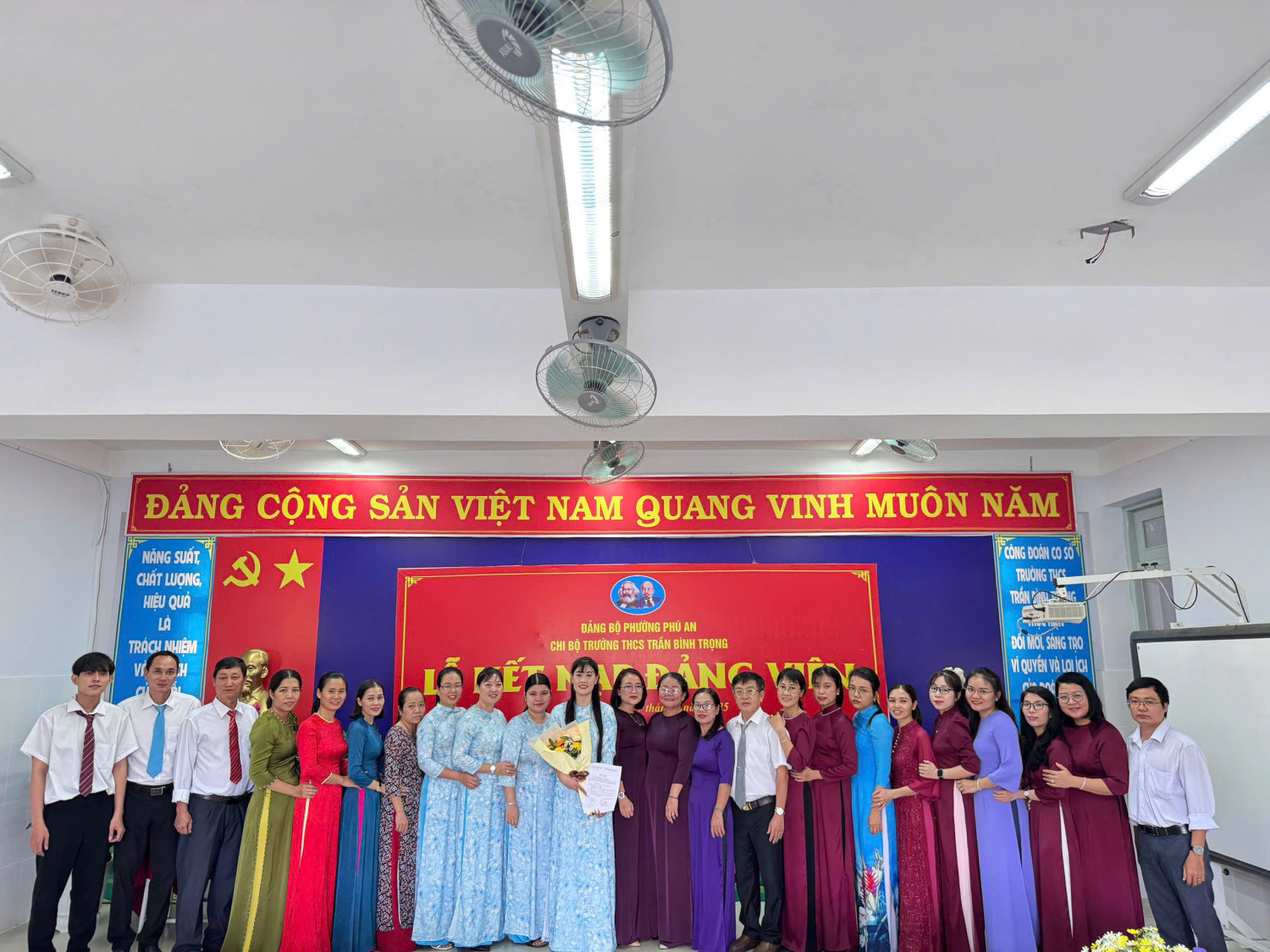 LỄ KẾT NẠP ĐẢNG VIÊN MỚI
